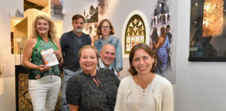 Karin Fritsche (Museum Wülfrath), Gerno Böll und Barbara Kirschner (Dezernent und Leitung Fachbereich Kultur der Stadt Velbert) haben gemeinsam mit (vorn, v.l.) Dr. Yvonne Gönster (Museum Velbert), Bürgermeister Dirk Lukrafka und Dr. Katrin Hieke (Netzwerk Bergische Museen) den Verbund der Museen vorgestellt. Foto: Mathias Kehren