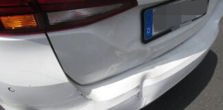 Der Opel wurde im Heckbereich beschädigt. Foto: Polizei