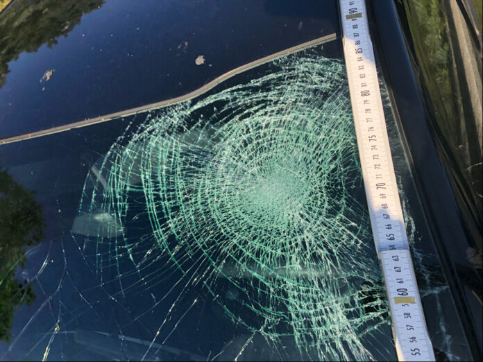 Die Windschutzscheibe zerbarst bei dem Aufprall der Radfahrerin. Foto: Polizei