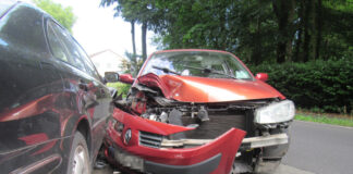 Der Unfallschaden an dem Renault ist erheblich. Foto: Polizei
