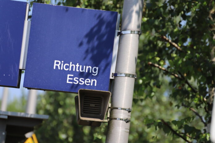 Ein Schild am Bahnhof weist Richtung Essen. Foto: Volkmann