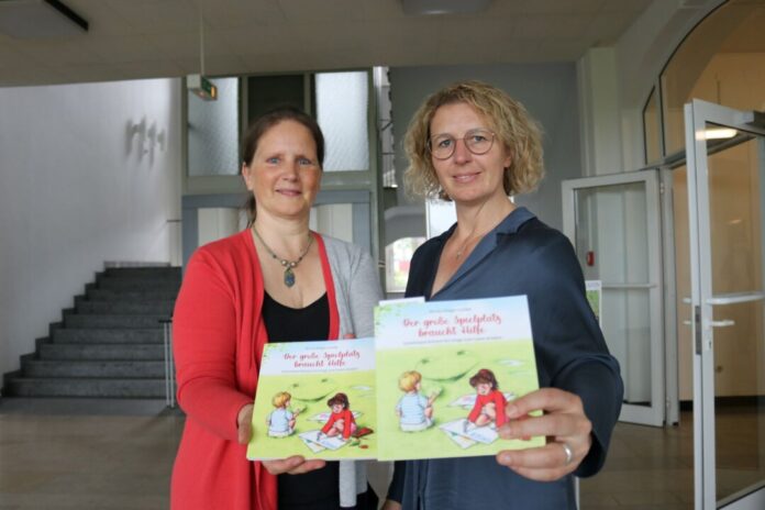 Autorin Nicola Hengst-Gohlke mit Bürgermeisterin Sandra Pietschmann. Foto: Kreisstadt Mettmann
