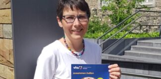 Leiterin Claudia Stawicki mit ihrem letzten VHS-Programm. Foto: VHS Ratingen
