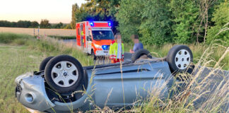 Der Ford Ka überschlug sich und landete auf dem Dach. Foto: Polizei
