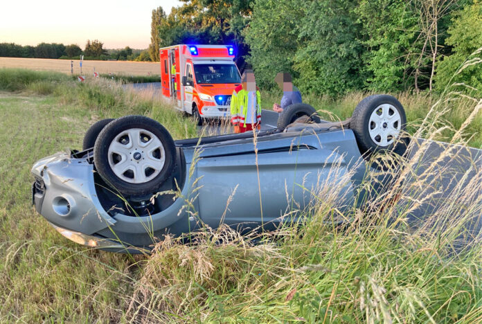 Der Ford Ka überschlug sich und landete auf dem Dach. Foto: Polizei