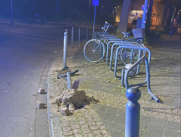 Am späten Dienstagabend kam es an der Kaiserswerther Straße in Ratingen zu einem Unfall. Foto: Polizei