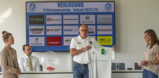 Bei der Auslosung: Joyce Koch, Notar Michael Schüller, Vorstandsmitglied Lars Glindemann und Moderation Sabrina Wegener. Foto: SSVg Velbert 02/Patrik Otte