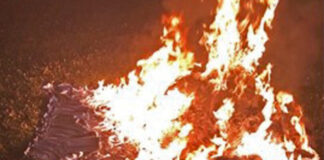 Meterhohe Flammen hatten Zeugen bemerkt und deshalb den Notruf gewählt. Foto: Polizei