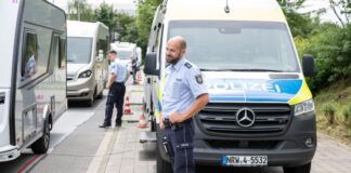 Insgesamt nutzten 68 Wohnmobilisten und Wohnwagenfahrer die Möglichkeit, ihr Gefährt vor der großen Reise wiegen zu lassen. Foto: Polizei