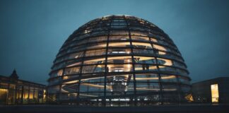 Die gläserne Kuppel des Reichstagsgebäudes in Berlin. Foto: pixabay