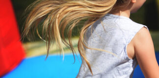 Ein Mädchen auf einem Trampolin. Foto: pixabay