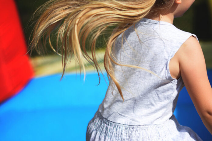 Ein Mädchen auf einem Trampolin. Foto: pixabay