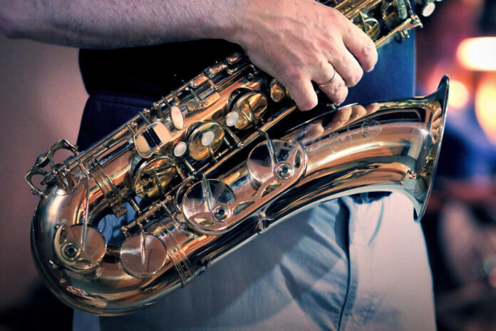Ein Mann spielt auf einem Saxophon. Foto: Pixabay