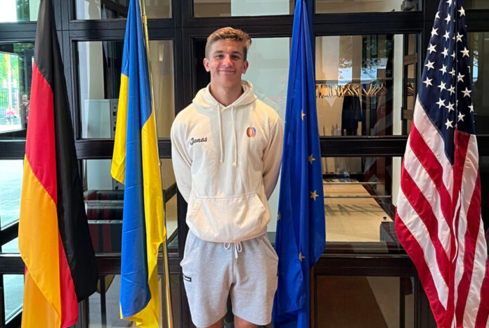 Jonas Langkeit bei einem Besuch in der Deutschen Botschaft in Washington. Foto: Büro Griese