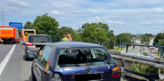 Einer der beiden Wagen, die auf der A40 kollidierten. Foto: Feuerwehr Mülheim an der Ruhr
