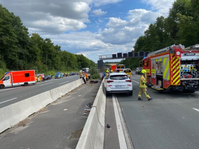Unfallstellen gab es auf beiden Seiten der Autobahn. Foto: Feuerwehr Ratingen