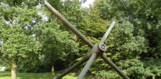 Johannes Lenhart, Anlasser, 2002, Holz, lasiert, Höhe: 520 cm. Bildrechte: Johannes Lenhart 2022