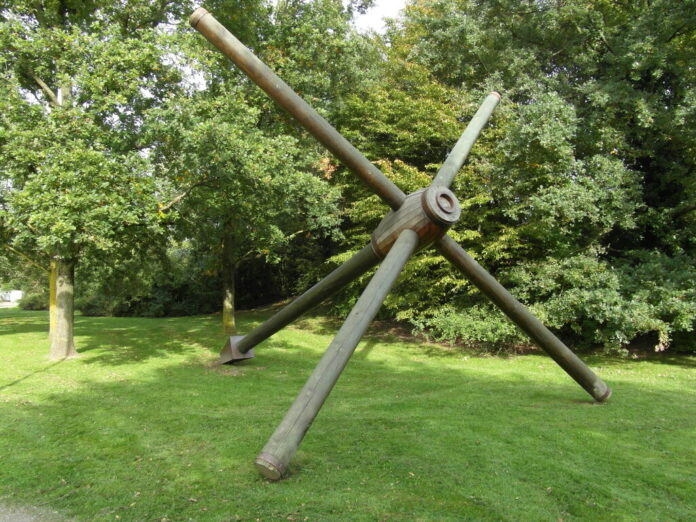 Johannes Lenhart, Anlasser, 2002, Holz, lasiert, Höhe: 520 cm. Bildrechte: Johannes Lenhart 2022