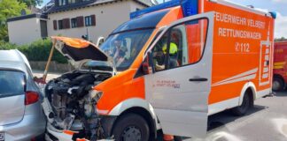 Der Rettungswagen prallte gegen einen Seat, der Wagen wiederum schleuderte gegen ein weiteres Auto. Foto: Feuerwehr Velbert