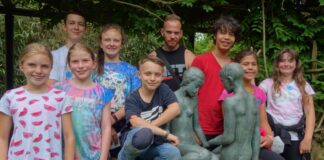Schon im vergangenen Sommer besuchten Ratinger Schüler die Gruga, hier an der Skulptur "Kindergruppe" von Heinrich Adolfs. Foto: Stadt Ratingen
