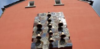 Das Glockenspiel hängt an der Seitenfassade des Gebäudes Minoritenstraße 7 und erklingt täglich um 10, 15 und 18 Uhr. Foto: Stadt Ratingen