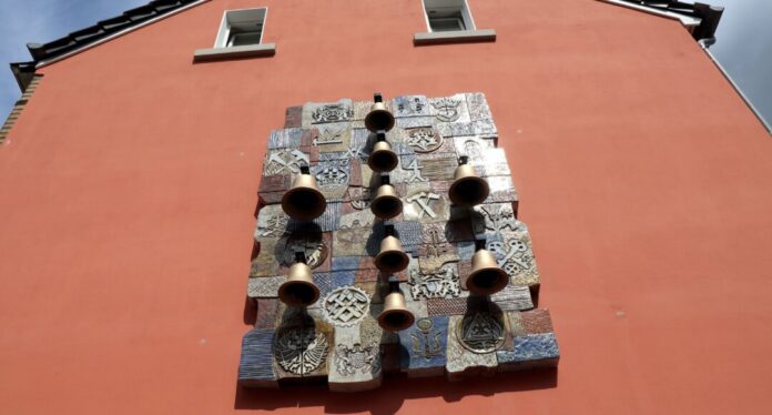 Das Glockenspiel hängt an der Seitenfassade des Gebäudes Minoritenstraße 7 und erklingt täglich um 10, 15 und 18 Uhr. Foto: Stadt Ratingen
