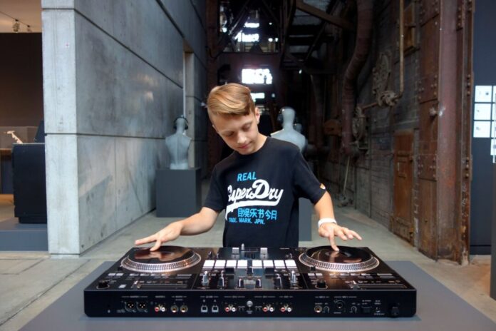 Dem zehnjährigen Jayden aus Eggerscheidt gefiel im Red Dot Design Museum, wo aktuelle Produktkultur auf historische Industriearchitektur trifft, das DJ Mischpult. Foto: Stadt Ratingen