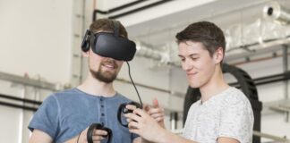 Studierende mit 3D-Brille. Foto: Campus Velbert/Heiligenhaus