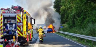 Der brennende Wagen auf der A3. Foto: FW Mettmann