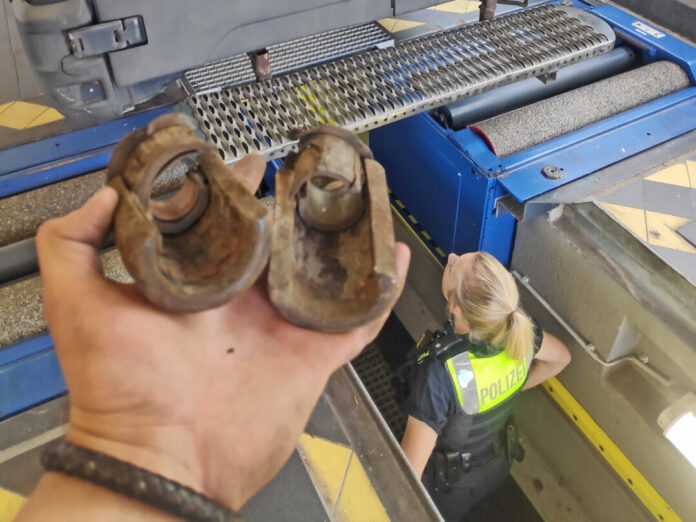 Der Verkehrsdienst stellte 37 Mängel bei dem Iveco Daily fest. Foto: Polizei