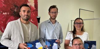 Sie präsentieren das neue Programm der Volkshochschule Velbert/Heiligenhaus: Alessandro Vinci, Marcus Nüse (Verwaltungsleiter), Laura Jüngst und Sabrina Laue (sitzend). Foto: VHS