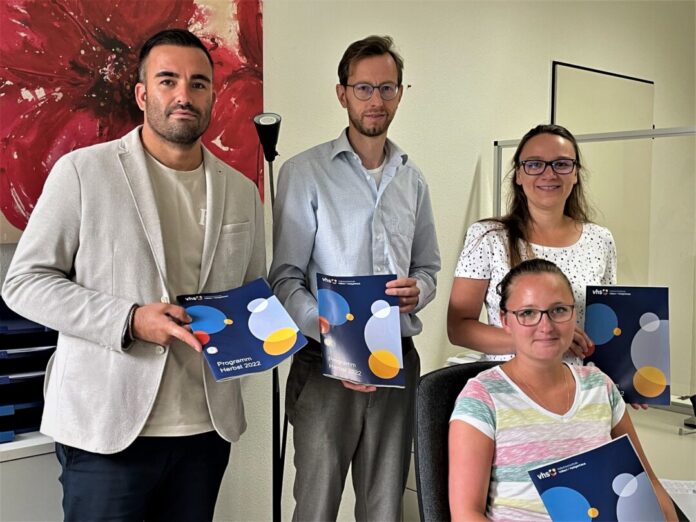 Sie präsentieren das neue Programm der Volkshochschule Velbert/Heiligenhaus: Alessandro Vinci, Marcus Nüse (Verwaltungsleiter), Laura Jüngst und Sabrina Laue (sitzend). Foto: VHS