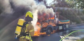 Ein Lastwagen steht in Flammen. Foto: RW Ratingen