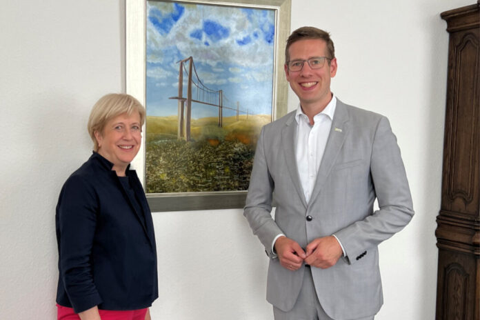 Erkraths Bürgermeister Christoph Schultz empfing die Landtagsabgeordnete Elisabeth Müller-Witt im Rathaus zum Antrittsbesuch. Foto: Stadt Erkrath