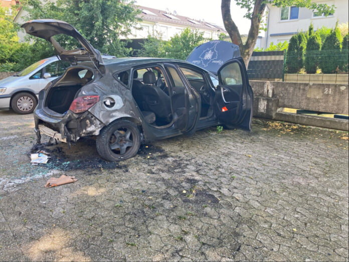 Das Autowrack nach den erfolgreichen Löscharbeiten der Feuerwehr. Foto: Polizei