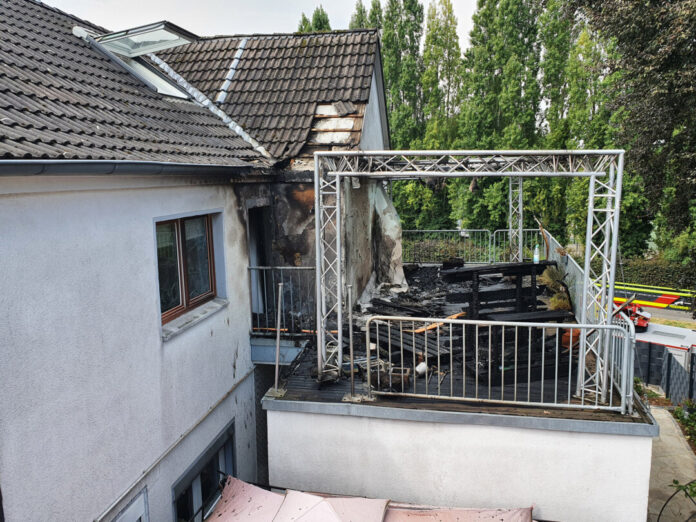 Am Mittwochvormittag kam es zu einem Brandausbruch auf dem Balkon eines Zweifamilienhauses an der Kapellenstraße in Monheim am Rhein. Foto: Polizei