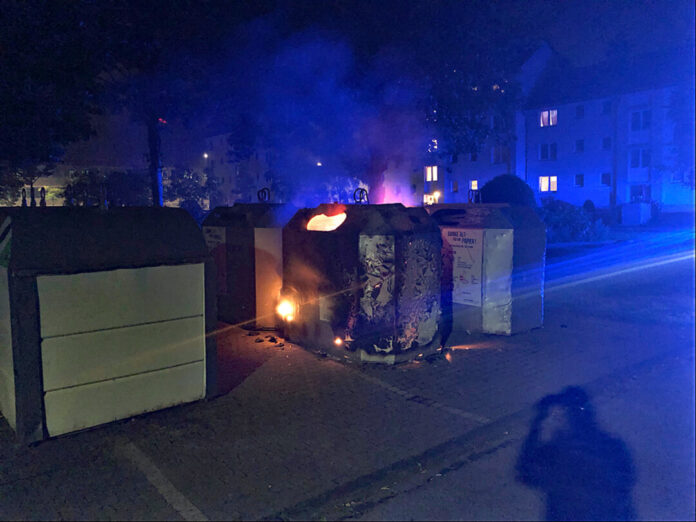 Am späten Mittwochabend wurde ein Altpapiercontainer in Brand gesetzt. Foto: Polizei