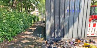 Sichtbare Verfärbung am Baucontainer belegt die Hitzeentwicklung die auf diesen und dessen Inhalt eingewirkt hat. Foto: Polizei
