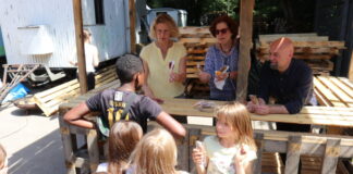 Bürgermeisterin Sandra Pietschmann, Silvia Böhm, stellvertretenden Vorsitzende des Jugendhilfeausschusses, und Jugendamtsleiter Stephan Paas verteilen Eis an die Kinder. Foto: Kreisstadt Mettmann