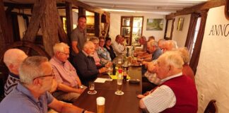 Am Stammtisch in den Kutschstuben wird diskutiert. Foto: BV Düssel