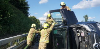 Der verunfallte Kleinbus auf der A52. Foto: FW Ratingen