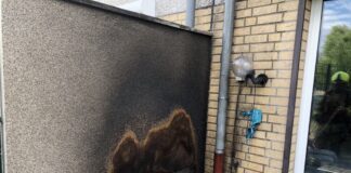 Der Brandschaden am Mauerwerk. Foto: Feuerwehr Ratingen