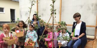 An der Velberter Kita St. Antonius warten die Kinder nach dem Pflanzen auf die Erntezeit. Foto: CES