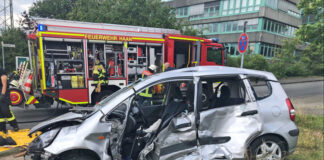 Der stark deformierte und total zerstörte Honda Jazz. Foto: Polizei