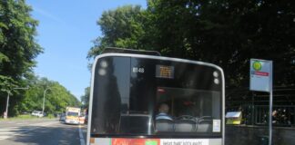 Am Sonntagmitttag wurden zwei Fahrgäste eines Linienbusses durch eine Gefahrenbremsung verletzt. Die Polizei ermittelt und sucht Zeugen. Foto: Polizei
