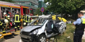 Der Fahrer des Hondas war eingeklemmt und musste über eine Dach- und Türöffnung aus seinem Fahrzeug befreit werden. Foto: FW Haan