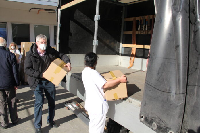 Jürgen Sawazki, Leiter der Apotheke, und Mitarbeitende der LVR-Klinik Viersen beim Einladen von Hilfsgütern in Transporter. Foto: LVR-Klinik Viersen