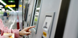 Eine Frau an einem Fahrkartenautomaten. Foto: VZ NRW/Adpic