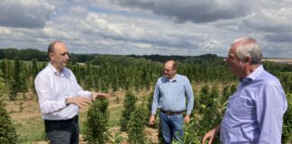 Expertengespräch in einem wichtigen Bereich: Klaus Wiener im Austausch mit Peter und Helmut Selders (v. l.). Foto: Büro Klaus Wiener MdB
