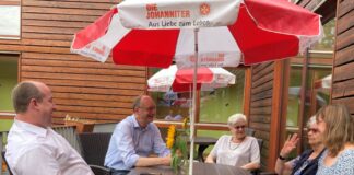 Lebendiger Austausch in der Begegnungsstätte: Klaus Wiener (2. V. l.) zu Besuch im Johanniter-Haus Erkrath. Foto: Büro Dr. Klaus Wiener, MdB